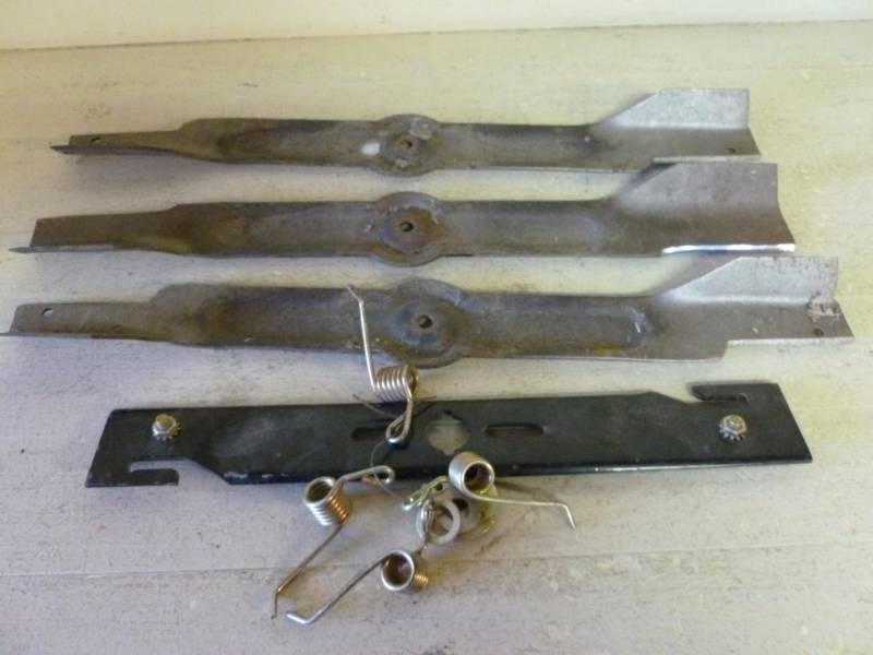 lot 209 image: Mower Blades