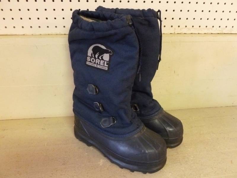 lot 221 image: Sorel Boots