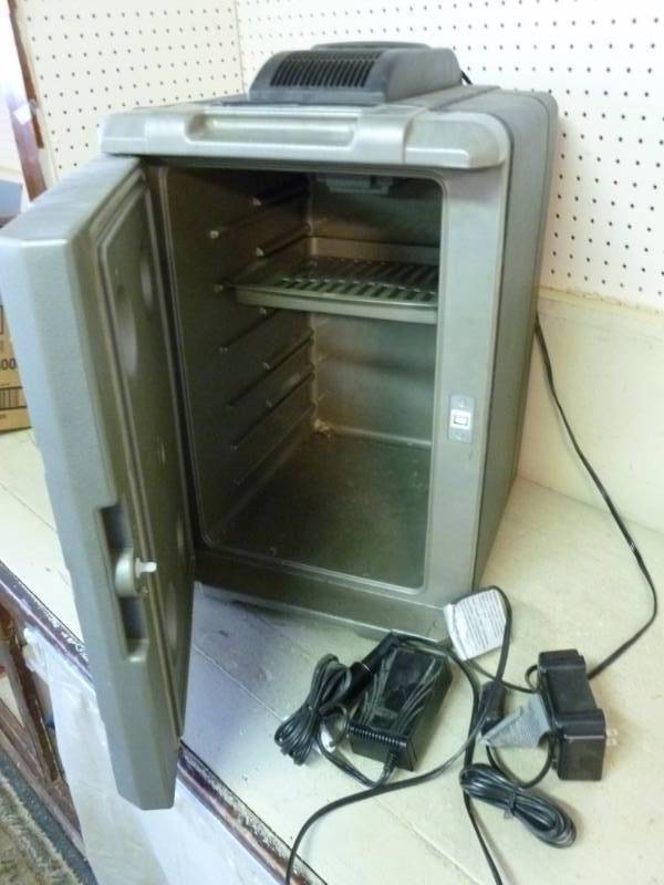 lot 223 image: 12 v Travel Cooler