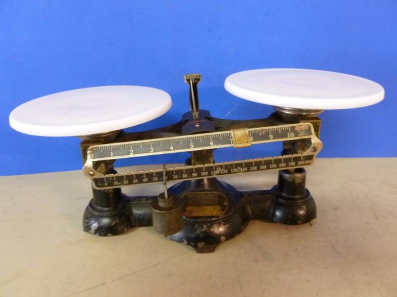 lot 270 image: Antique Scale