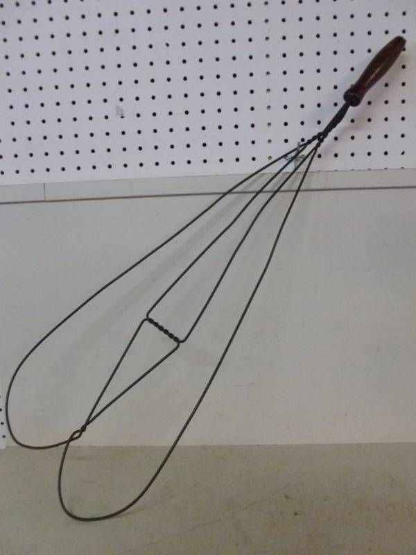 lot 292 image: Rug Beater