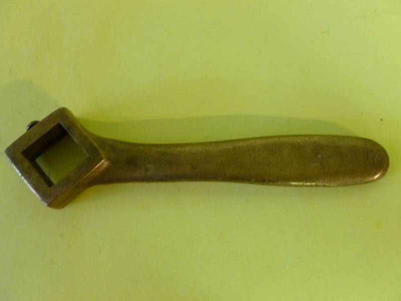 lot 300 image: Antique Brass Handle