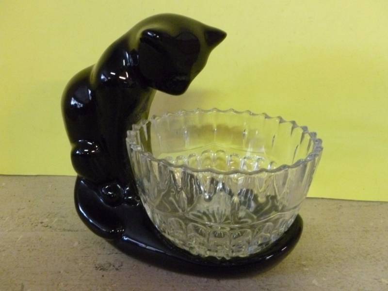 lot 311 image: Snack Set