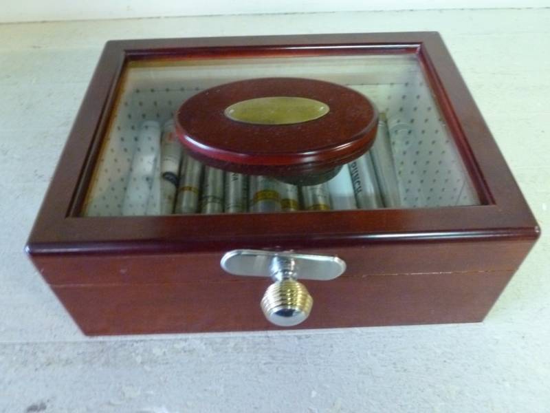 lot 330 image: Cigar Humidor