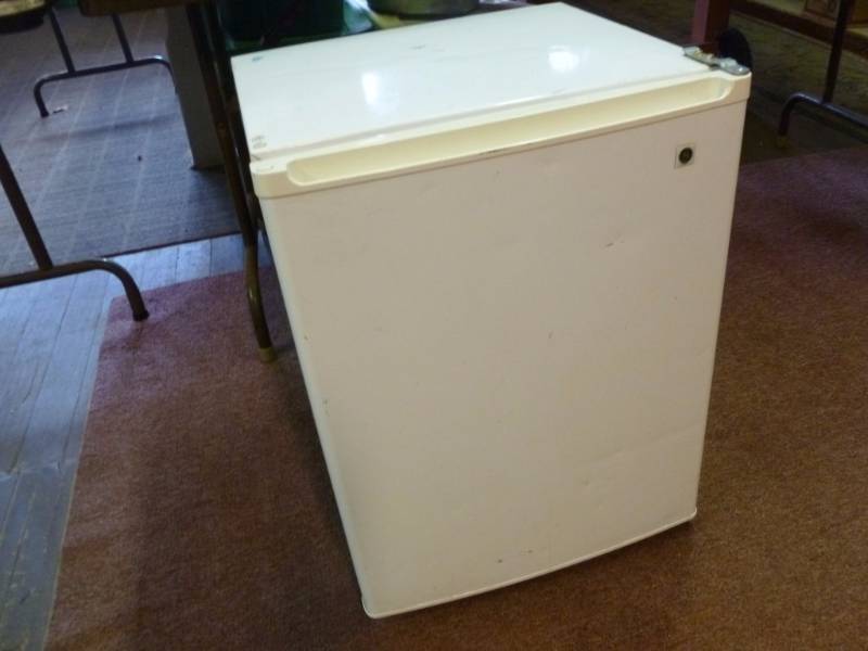 lot 389 image: Dorm Size Refrigerator