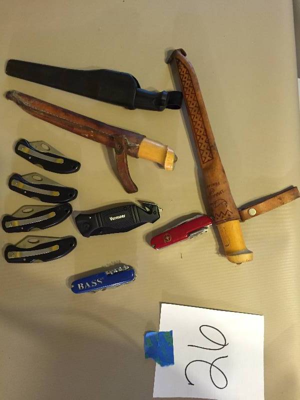 lot 26 image: KNIVES