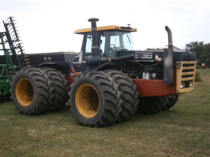 lot 2 image: 89 Versatile 936