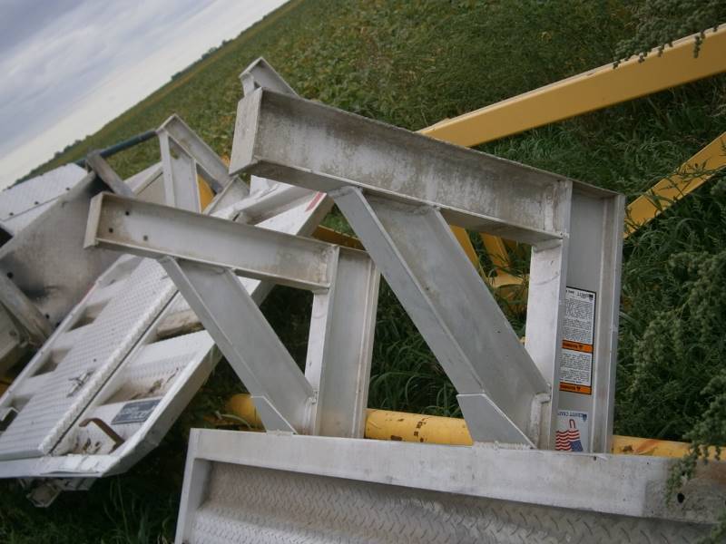 lot 30 image: Alum Headache Rack For Semi