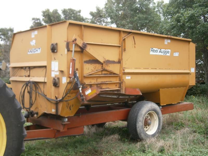 lot 5 image: Knight 3575 Reel Mixer Wagon