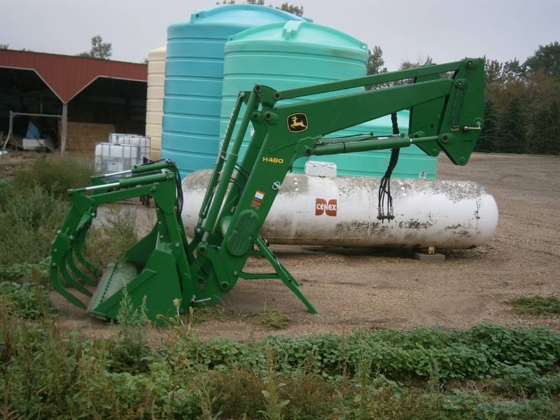 lot 16 image: JD H480 Loader & Grapple