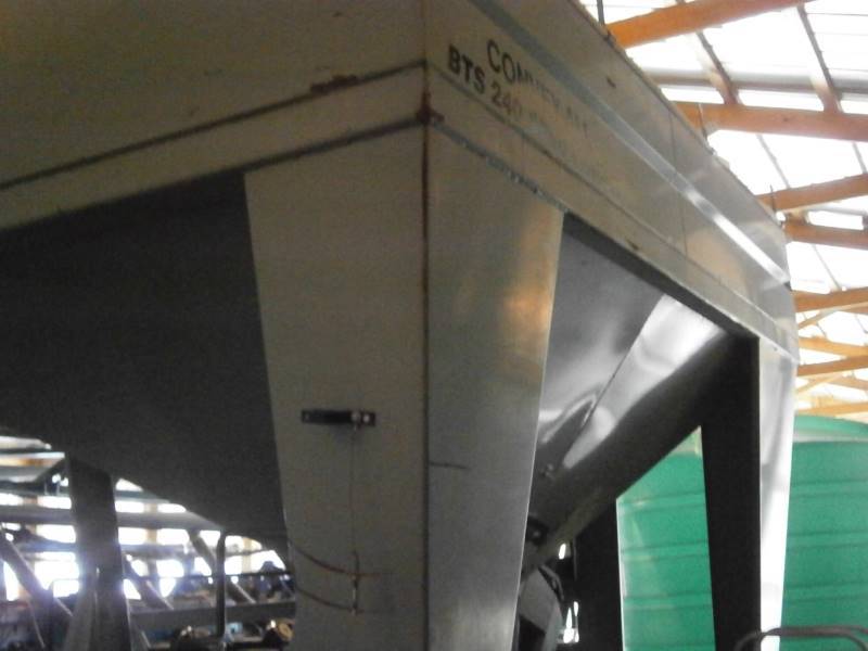 lot 17 image: 1994 30 Load King Flatbed Trailer wSeed Tender Fertilizer Tank & Pump