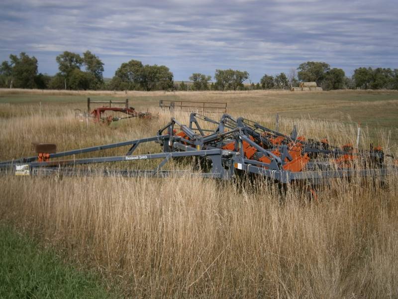 lot 19 image: 26 Flexicoil 340 Chisel Plow wSummers Drag Sections