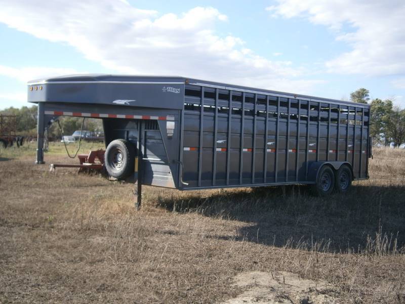 lot 20 image: 2002 Titan 24 Stock Trailer