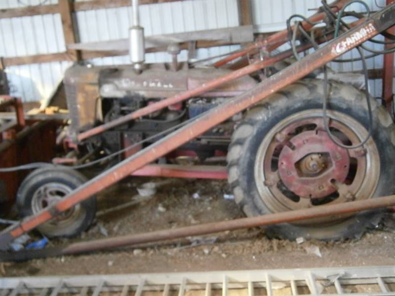 lot 26 image: Farmall H wLoader
