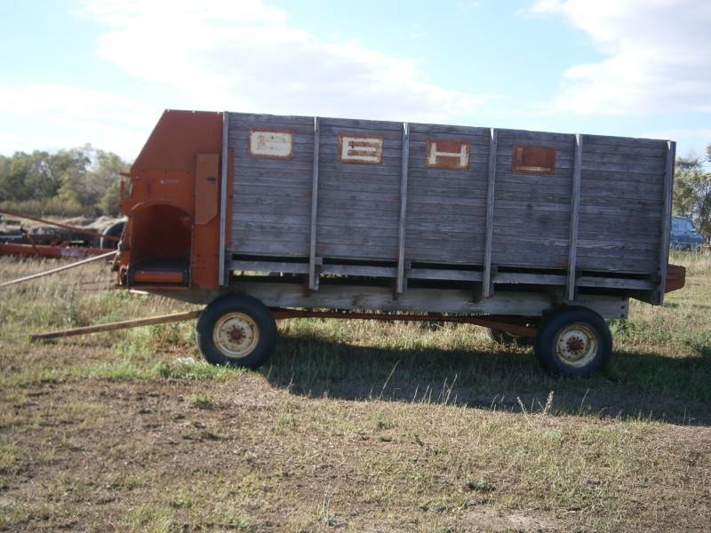 lot 27 image: Gehl Silage Feed Wagon