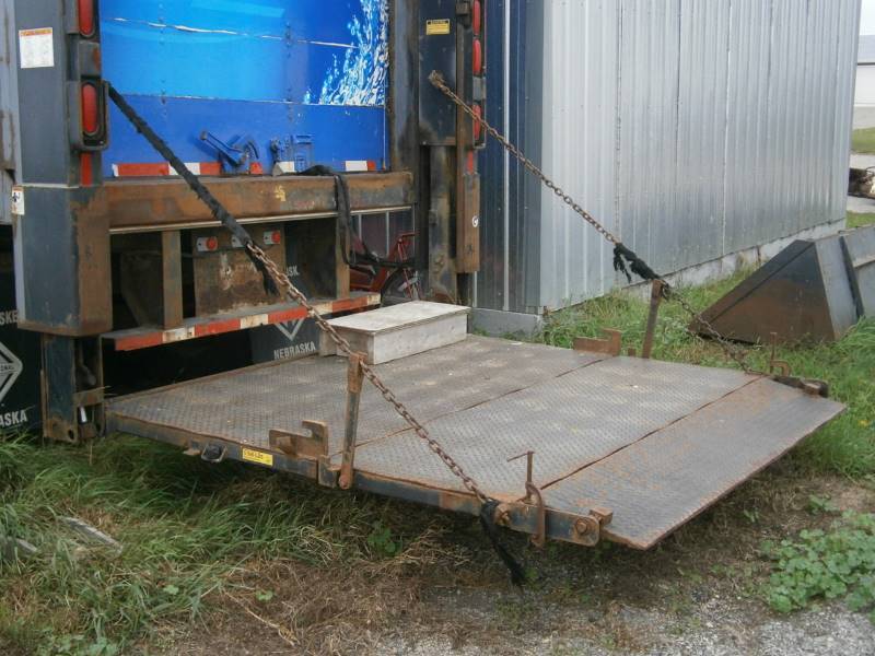 lot 29 image: 34 Semi Trailer wLift Gate