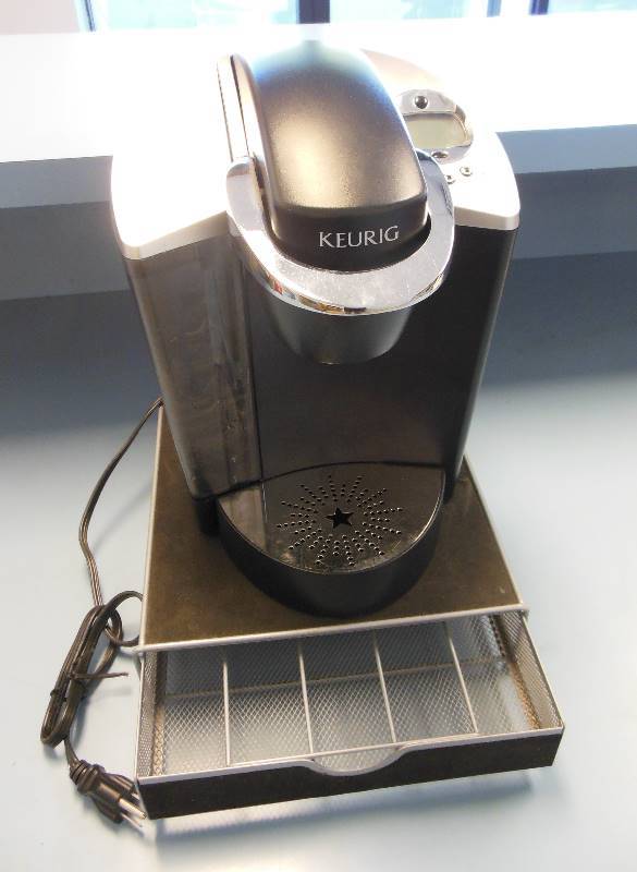 lot 34 image: Keurig B60 Single Serve Coffee Machine and K-Cup Holder