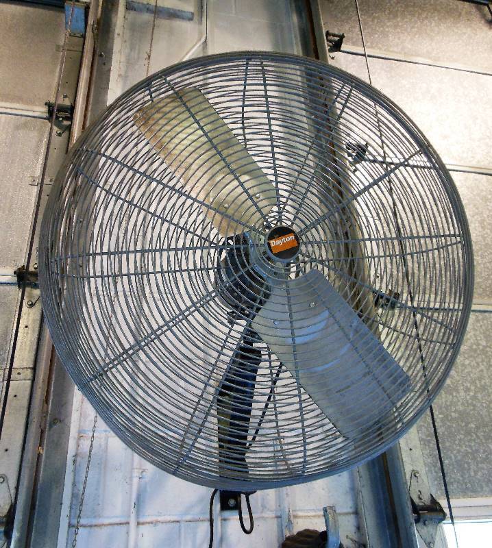 lot 42 image: Dayton Industrial Duty Air Circulator - 32 Articulating Fan with Bracket