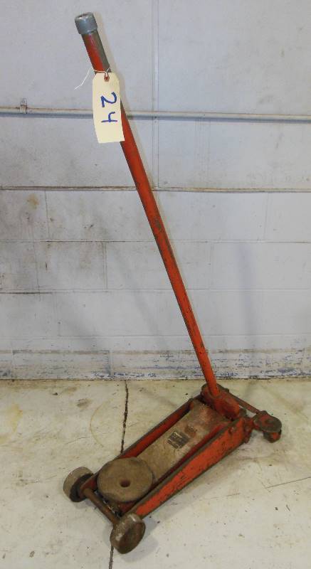 lot 24 image: 1.5 Ton Hein-Werner Floor Jack