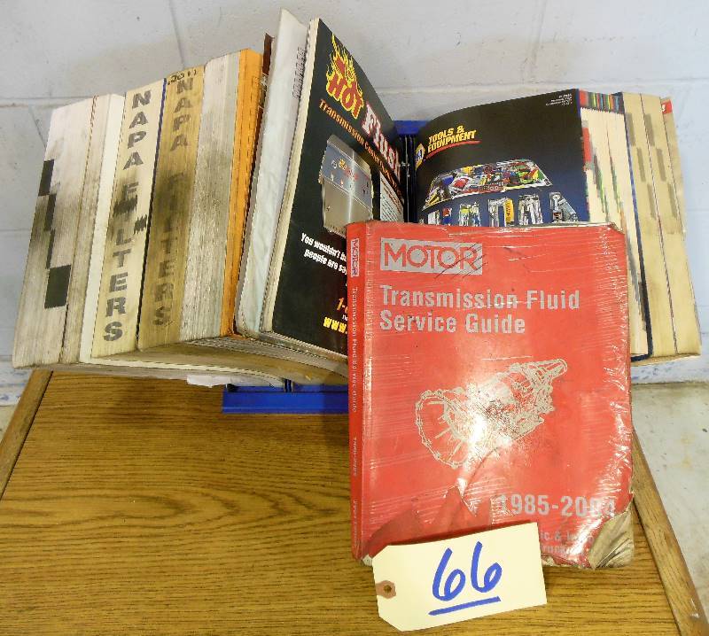 lot 66 image: Napa Catalog  Manual Stand and Motor Transmission Fluid Service Guide 1985 - 2004