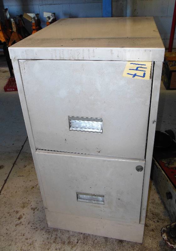lot 147 image: 2 Drawer File Cabinet