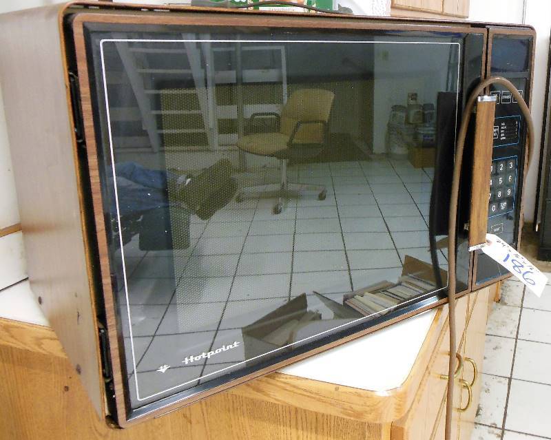 lot 186 image: Hotpoint Microwave