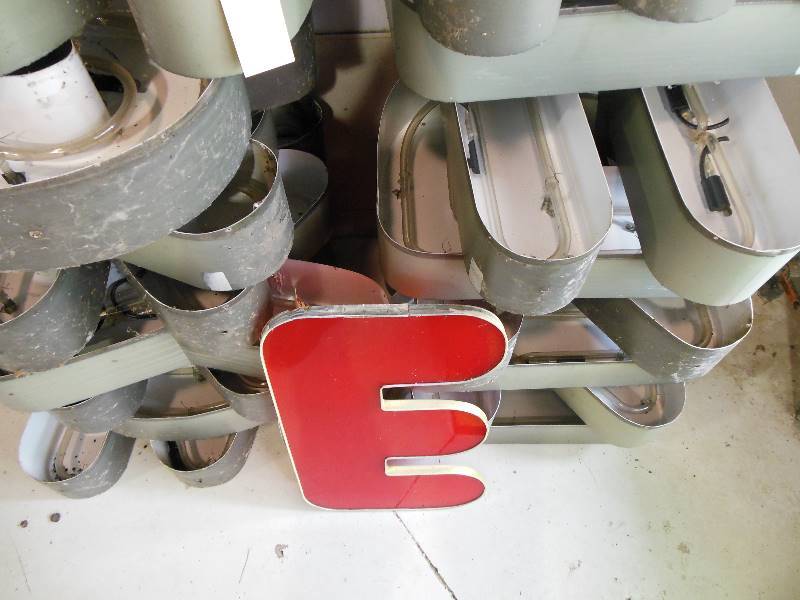 lot 204 image: E Neon Lighted Sign Letter