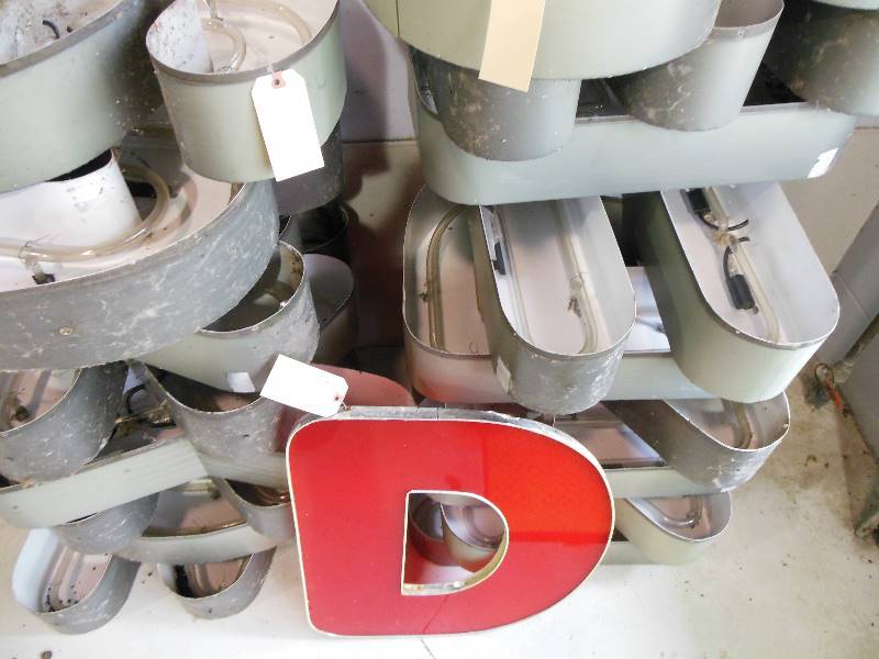 lot 205 image: D Neon Lighted Sign Letter