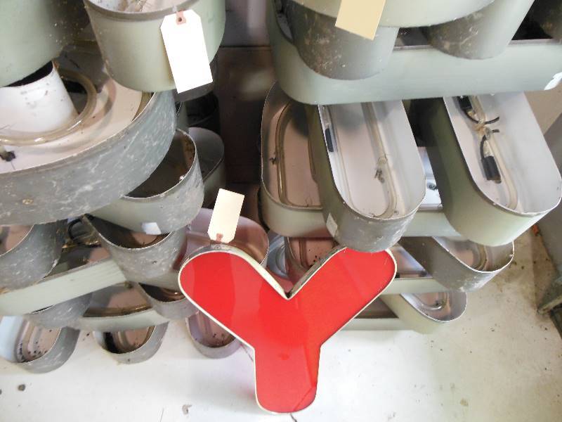 lot 206 image: Y Neon Lighted Sign Letter