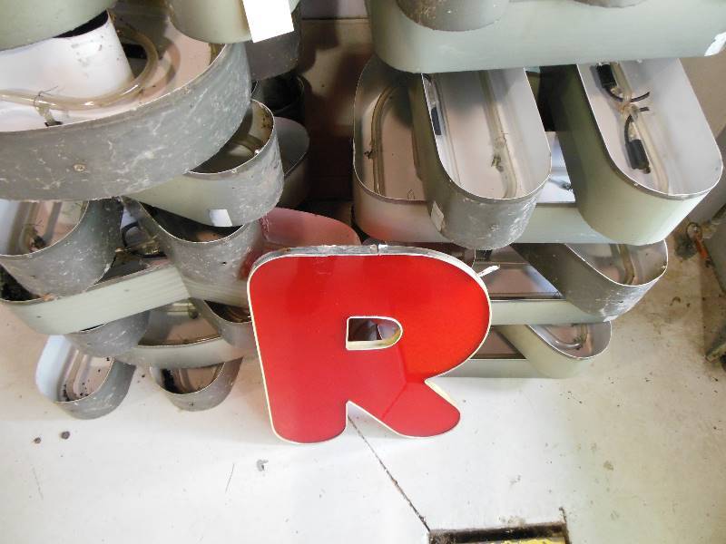 lot 208 image: R Neon Lighted Sign Letter