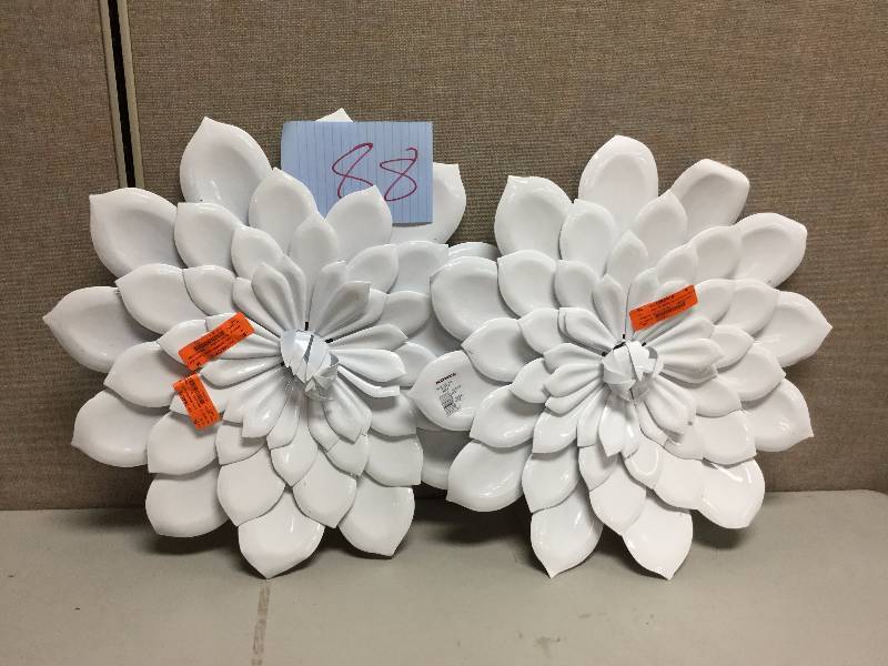 lot 88 image: Lot of 2 Stratton Home Decor Flower Wall Dcor White
