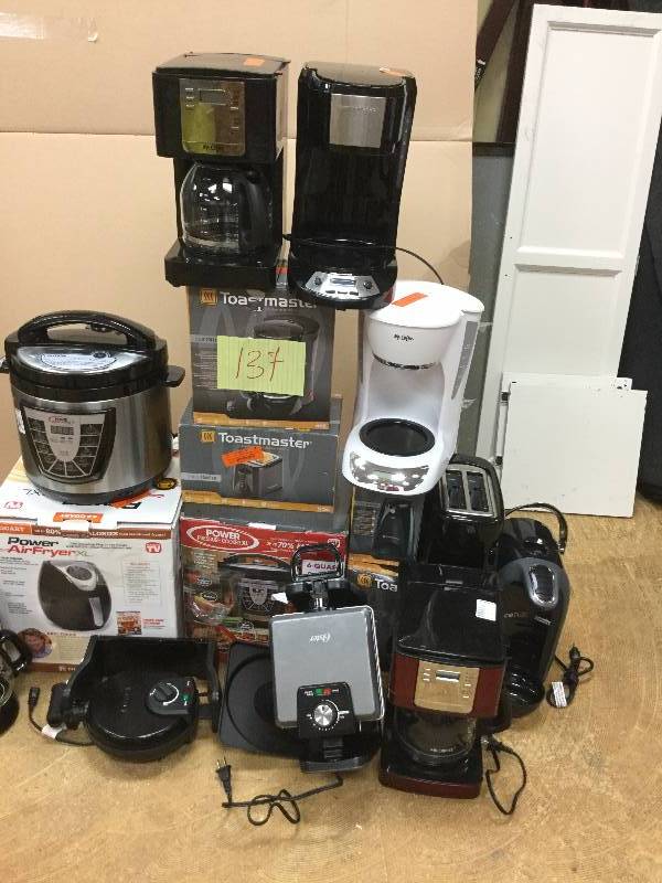 lot 137 image: Lot of assorted Housewares that require repair or can be used for parts, some turn on but do not dfunction well, some do not turn on but are new  great for someone that likes to repair