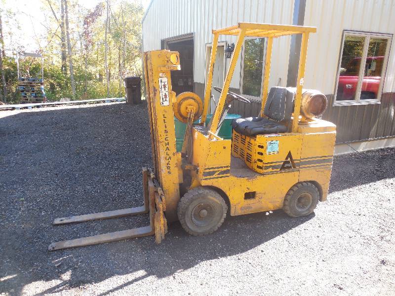 lot 1 image: ALIS-CHALMERS 3000LB FORKLIFT LP