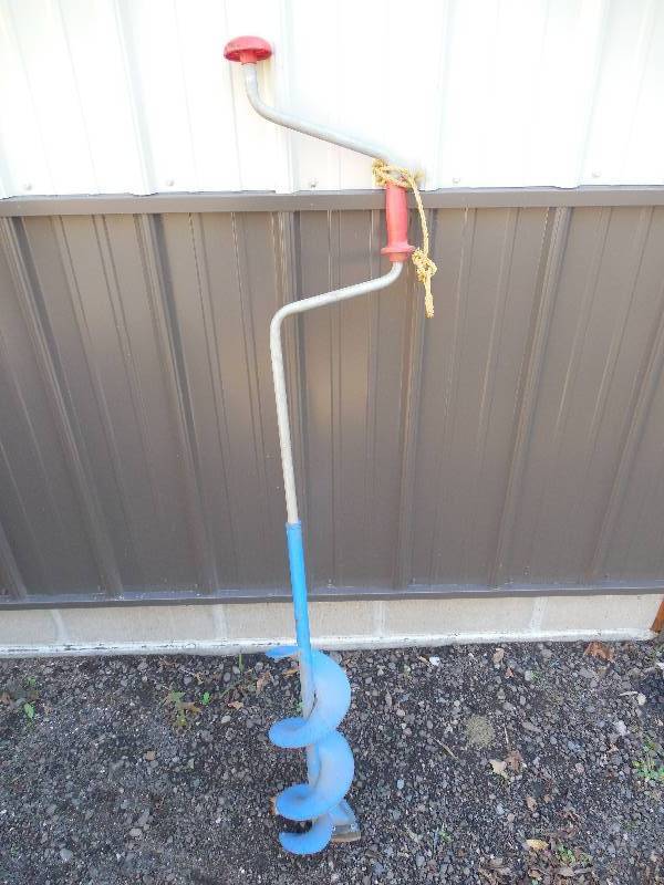 lot 2 image: 6 HAND ICE AUGER