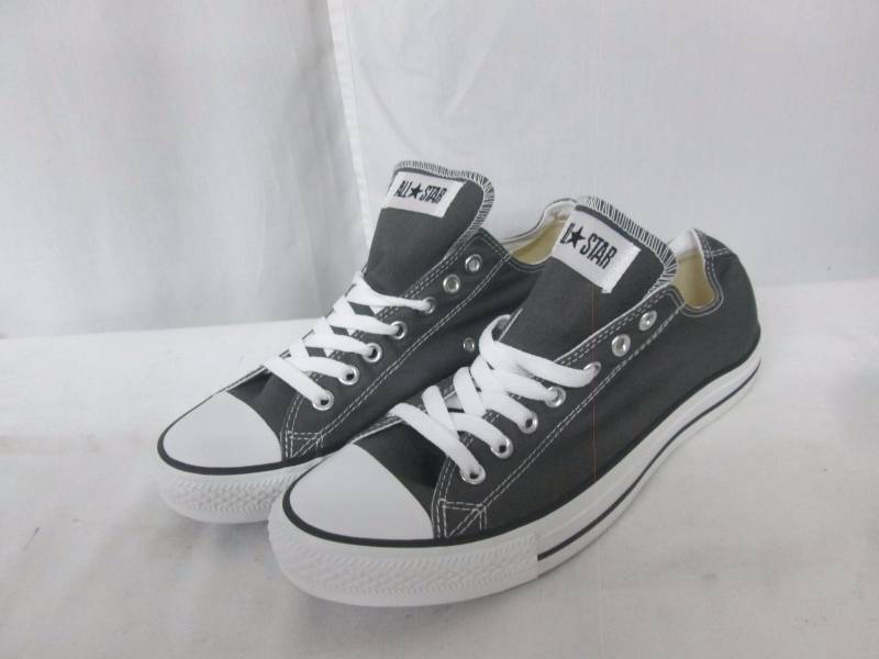 lot 19 image: Converse Unisex Chuck Taylor All Star Low Cut Sneakers