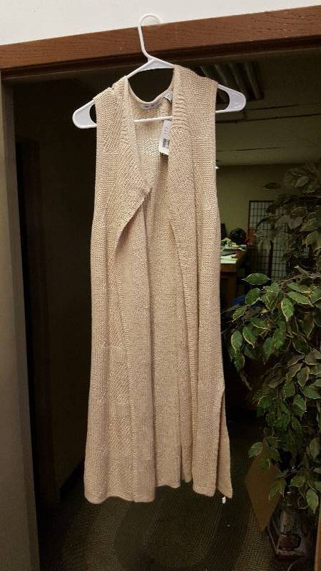 lot 38 image: WOMEN CAMEL EIGHT EIGHT EIGHT SLEEVELESS TOP LONG SWEATER. SIZE MEDIUM