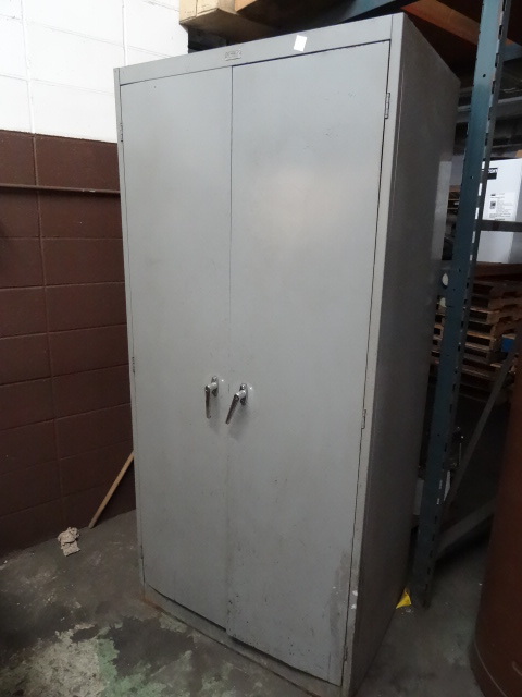 lot 3 image: Cabinet