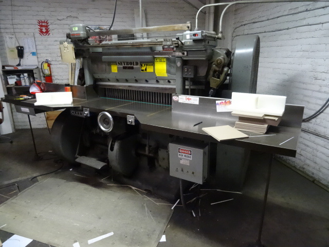 lot 13 image: Paper Cutter