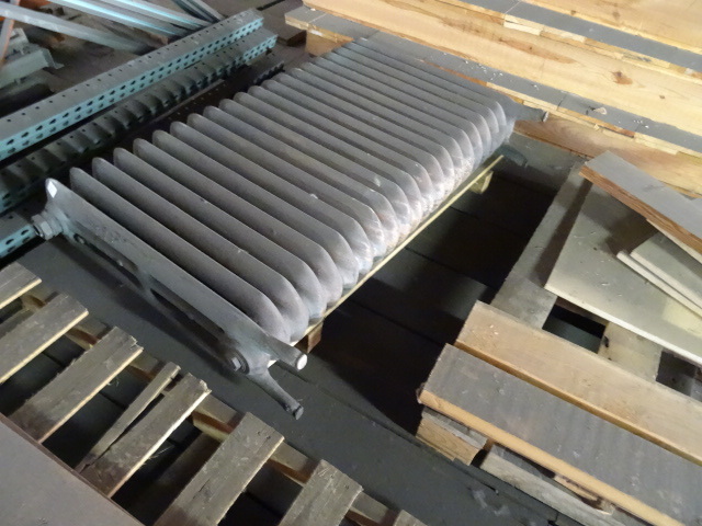 lot 26 image: Cast Iron Radiator