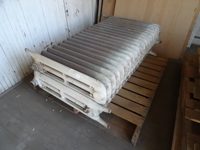 lot 46 image: Cast Iron Radiator