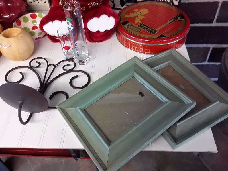 lot 42 image: Misc. decorative items as pictured