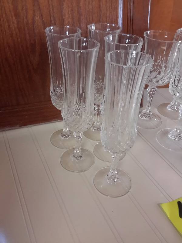 lot 43 image: 16 crystal wine glasses and 5 champagne glasses