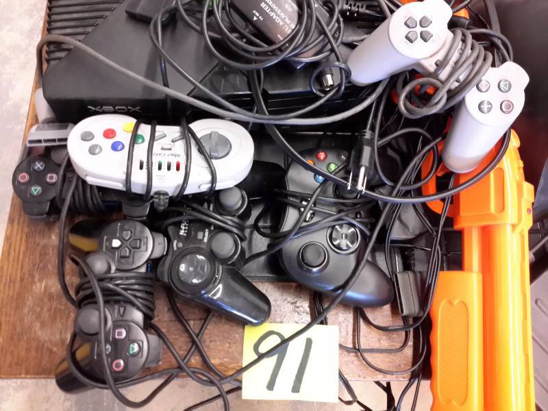 lot 91 image: Misc. XBOX and video game equipment and games.. See Closeups