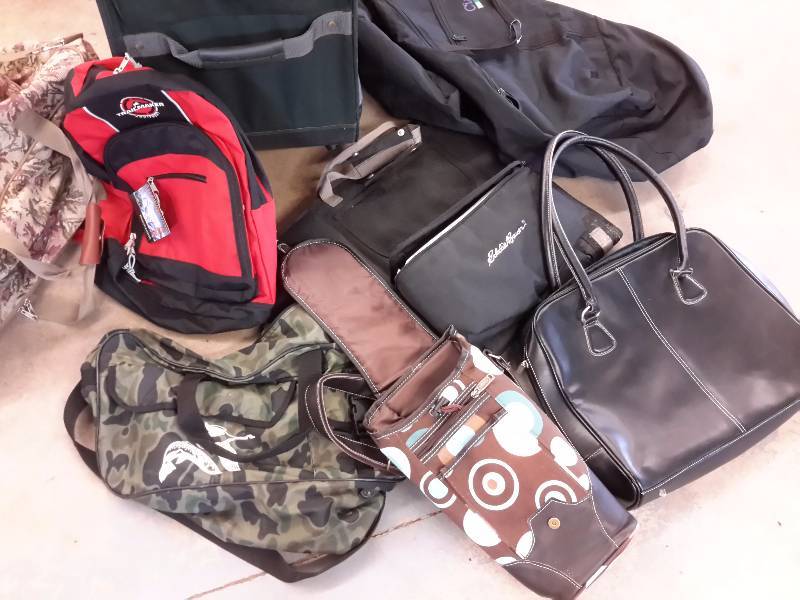 lot 103 image: Nice deep American Tourister Roller Suit Case, plus other bags as shown