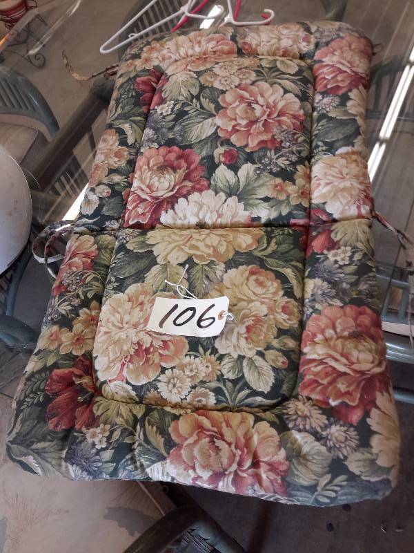 lot 106 image: 8 Chair Cushions..