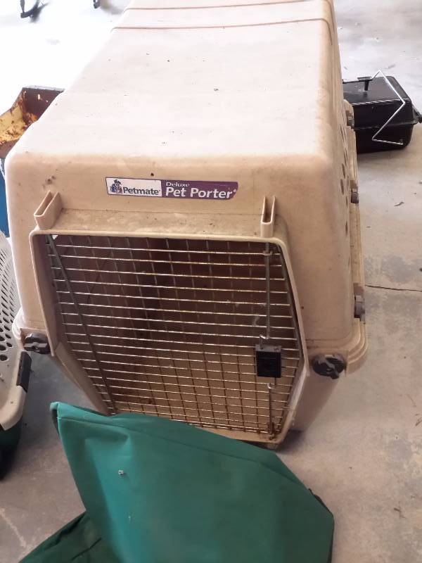 lot 107 image: Large and small Dog kennels, Auto Feederwaterer  Folding Dog Pen..