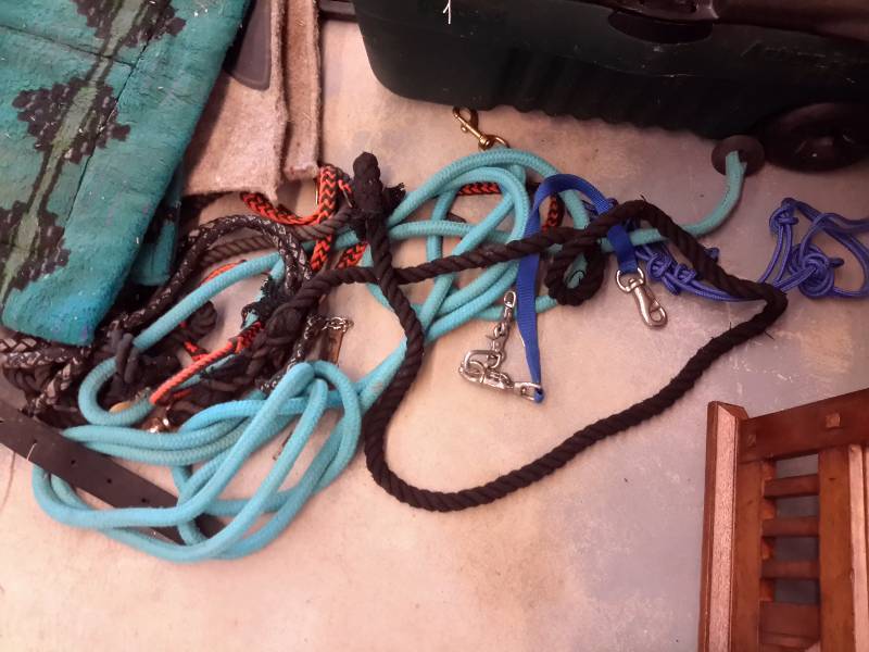 lot 20B image: Misc.Horse Blankets, Ropes, Leg protection, Plastic Tub on wheels