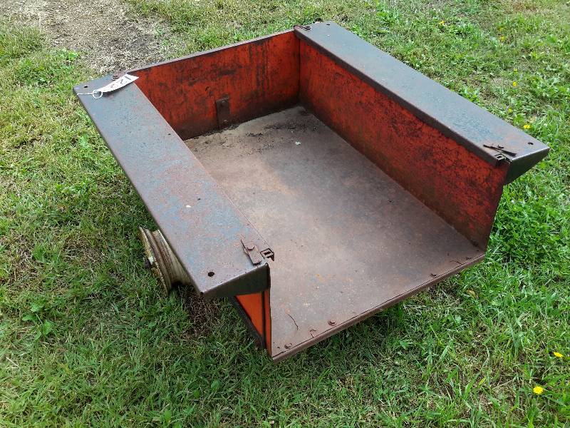 lot 122 image: Small metal pull behind cart.. No tires.. This has a dumper.