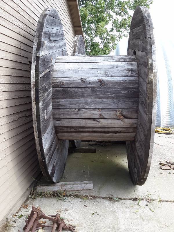 lot 128 image: HUGE Wooden Reel.. Make a large table, or Use your imagination.. 8ft diameter x 4 ft high