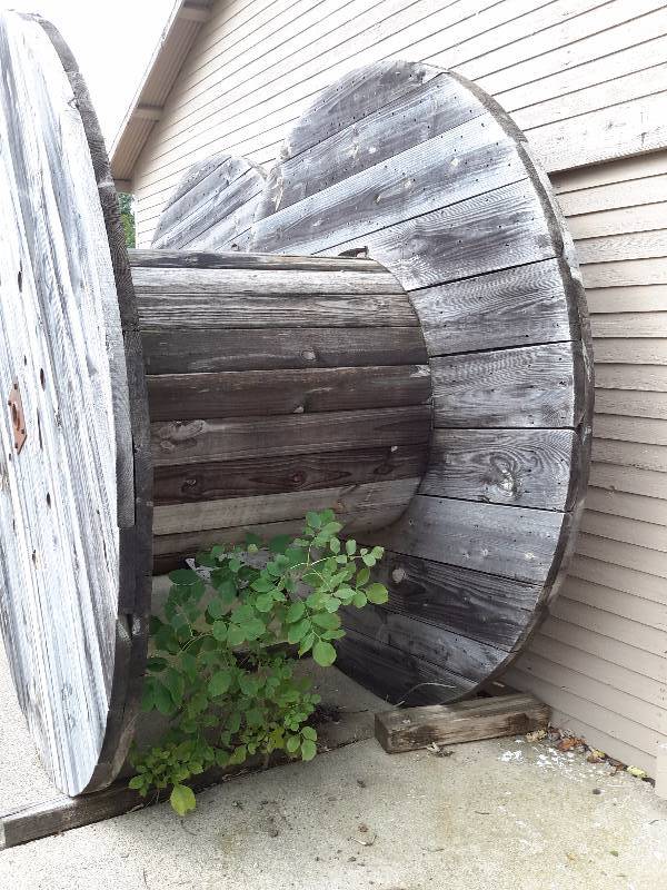 lot 129 image: HUGE Wooden Reel.. Make a large table, or Use your imagination.. 8ft diameter x 4 ft high